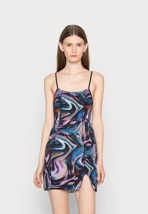 Vestido mini preto e marmoreado em multicolorido com alças finas, design ajustado, leve fenda na barra e acabamento texturizado.