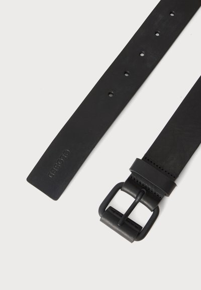 Ceinture en cuir noir avec une boucle rectangulaire noire mate et plusieurs trous de réglage sur un fond clair.