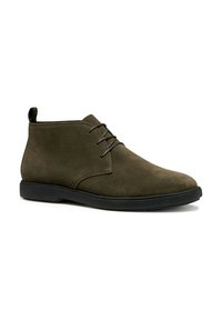 Botines de ante verde oliva con suela de goma negra, que presentan una puntera redondeada y cierre de cordones con tres ojales.