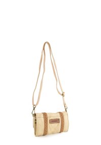 Beige faux læder crossbody taske med en rullet form, dekorative brune stropper, stjerne accenter og en justerbar skulderrem.