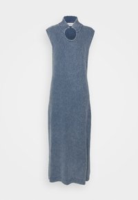 Robe bleu tricotée sans manches, longueur genou, avec col roulé côtelé et ouverture ronde sous le col.