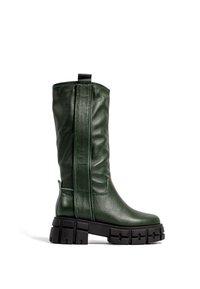 Botte haute en cuir vert foncé avec surface texturée et semelle épaisse noire à gros crampons, languette latérale et motif de bande de roulement robuste.