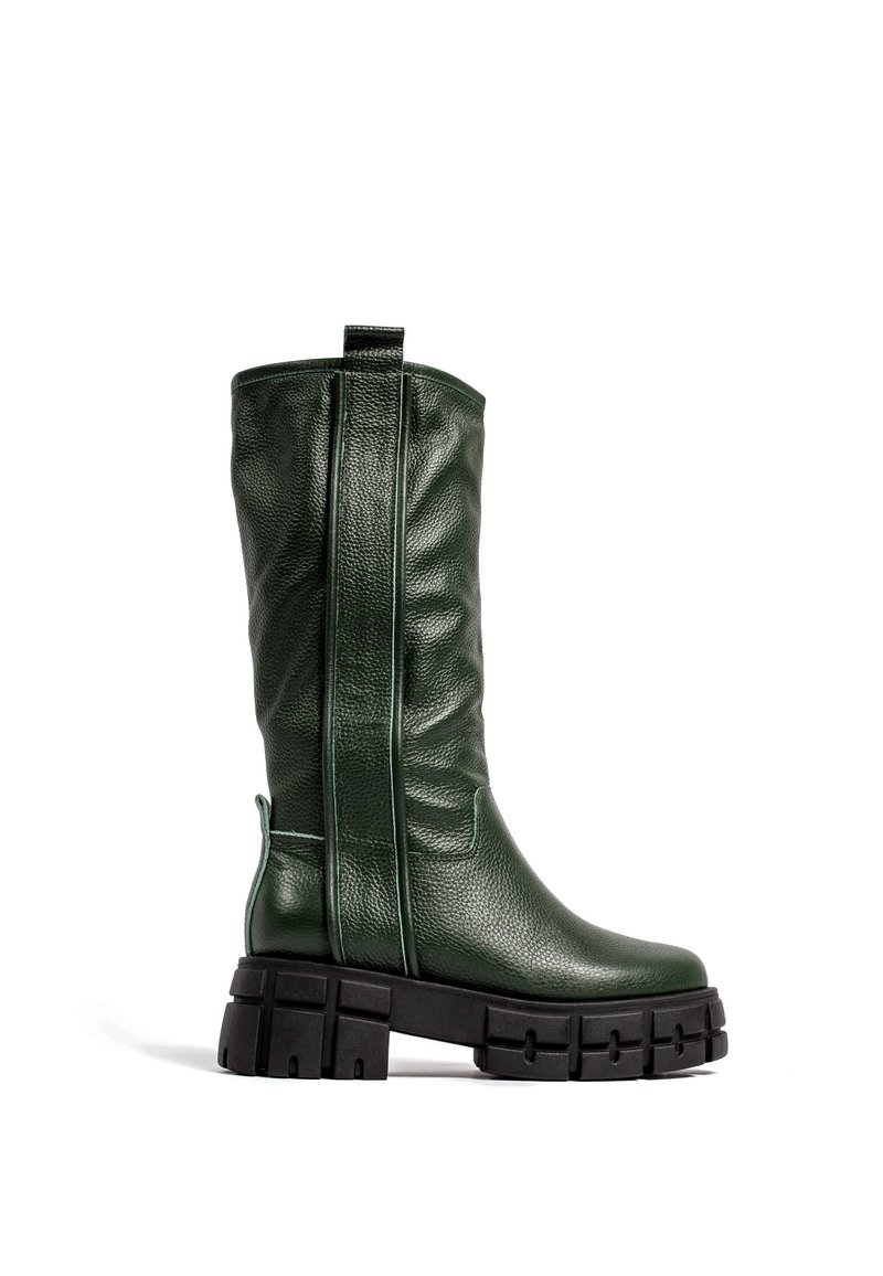 Botte haute en cuir vert foncé avec surface texturée et semelle épaisse noire à gros crampons, languette latérale et motif de bande de roulement robuste.