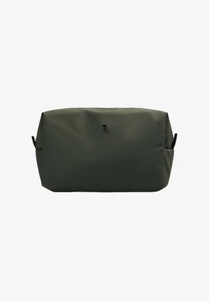 Bolsa rectangular verde hecha de un tejido duradero, con un diseño simple, superficie texturizada y un pequeño logo de calavera centrado en la parte delantera.