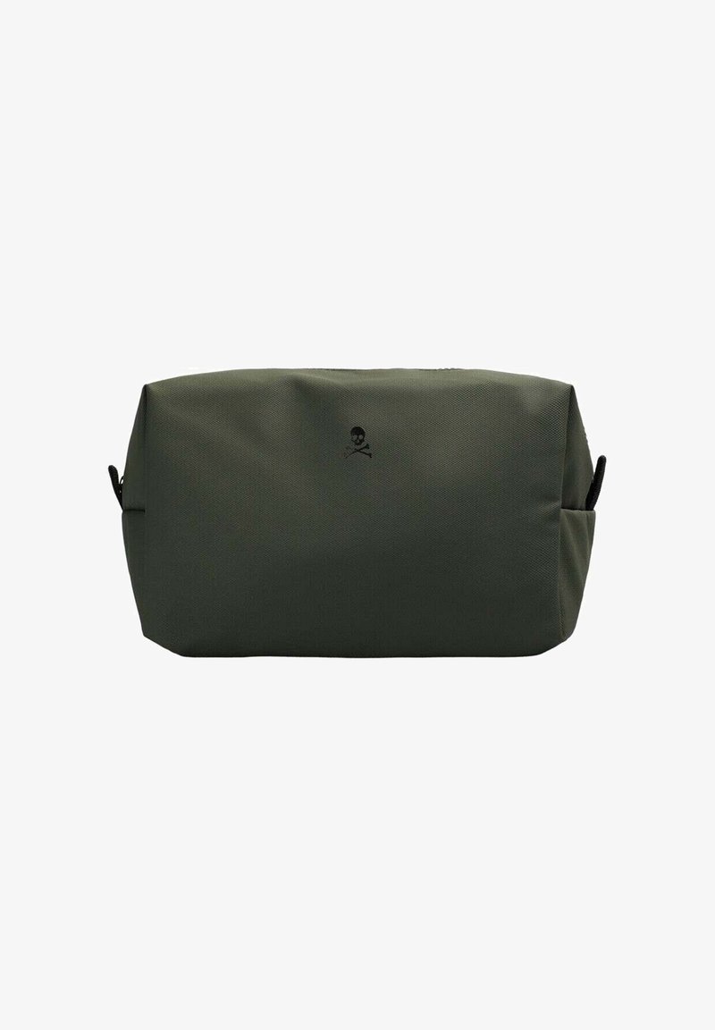 Bolsa rectangular verde hecha de un tejido duradero, con un diseño simple, superficie texturizada y un pequeño logo de calavera centrado en la parte delantera.