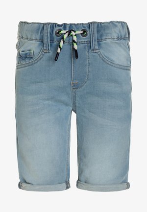 Shorts en denim bleu clair avec une taille à cordon, présentant des accents noirs, blancs et verts. Jambes roulées et détails de poches avant.