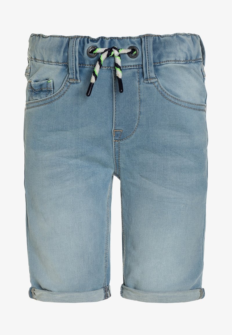 Shorts en denim bleu clair avec une taille à cordon, présentant des accents noirs, blancs et verts. Jambes roulées et détails de poches avant.