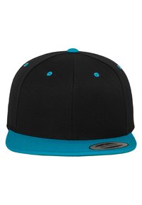 Cappellino snapback nero con visiera piatta color turchese; presenta occhielli e bottone turchesi, realizzato in tessuto testurizzato. Etichetta rotonda sul bordo della visiera.