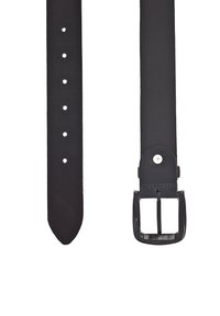 Schwarzer Lederbelt mit glatter Oberfläche, ausgestattet mit einer quadratischen Metallschnalle und mehreren Löchern entlang des Riemens zur Größenanpassung.