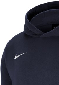 Felpa con cappuccio blu navy realizzata in tessuto morbido, con un grande cappuccio, una tasca a marsupio frontale e un logo Nike bianco sul petto.