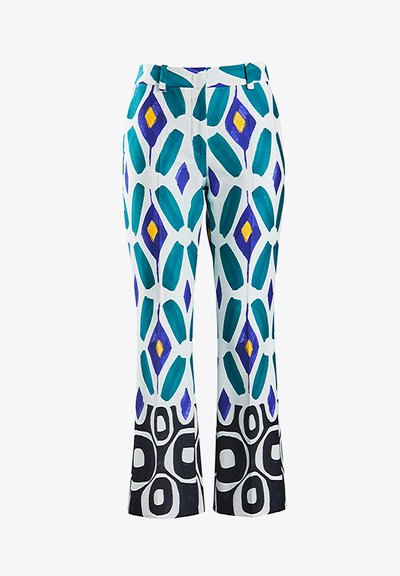 Hlače z vzorcem na beli podlagi, ki vsebujejo teal, vijolične in rumene geometrijske oblike; črne detajle na robu.