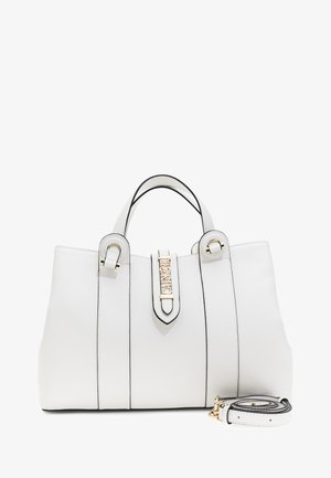 Biała usztywniana torebka z podwójnymi uchwytami, złotym logo marki na przednim pasku oraz odpinanym, dopasowanym paskiem na ramię zwiniętym obok.