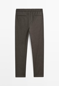 Pantaloni grigi scuri con vita elasticizzata, due tasche posteriori e un tessuto strutturato. Design aderente con gambe affusolate.