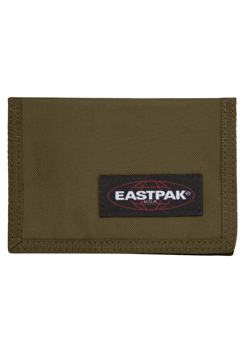 Portafoglio in tessuto verde oliva con bordi cuciti e una patch del logo Eastpak nera con testo bianco e design di un globo. Forma rettangolare.