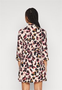 Kortsleeves klänning i lättviktigt tyg, med en rosa och svart leopardmönster i kombination med guldiga detaljer och ett bälte i midjan.