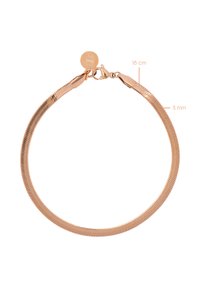 Bracciale in catena a serpente in oro rosa, lungo 18 cm e largo 3 mm. Presenta una chiusura a moschettone e un tag rotondo con un minimo dettaglio di branding.