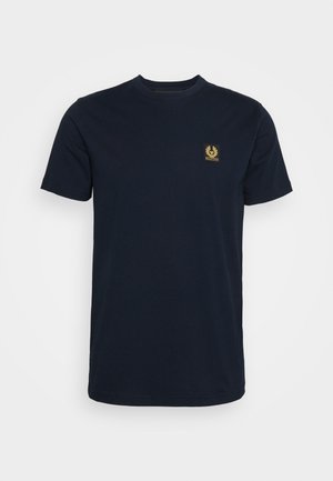 T-shirt blu navy a maniche corte con scollo tondo e piccolo patch rettangolare con emblema dorato sul petto a sinistra.