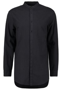 Camisa negra de manga larga con cuello mao, que presenta un cierre frontal de botones, textura suave y un dobladillo recto.