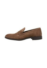 Mocassins en daim marron avec un bout arrondi et un détail de lanière à l'avant. Semelle plate en caoutchouc avec grip texturé. Design simple et classique.