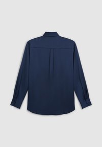 Camicia a maniche lunghe blu navy, con una texture liscia, polsini con bottone, colletto classico, dotata di una piega centrale sul retro per maggiore comfort.