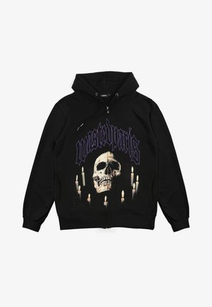 Sudadera negra con cremallera con gráfico de calavera y velas encendidas en el frente y texto estilizado encima de la calavera.