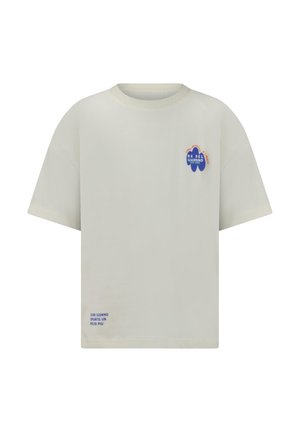 Licht beige katoenen T-shirt met ronde hals, korte mouwen, voorlogo in blauw en rood, en tekstdetail in blauw op de onderste zoom.