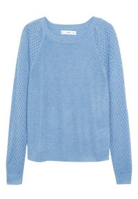 Lichtblauwe trui van gebreide stof met een glad lijf en een gestructureerd diamantenpatroon op de mouwen. Ronde halslijn en lange mouwen.