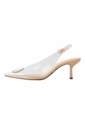 Beiger Slingback-Schuh mit Kittenabsatz, spitz zulaufender Schuhspitze, transparentem Obermaterial und Kristallverzierung am vorderen Riemen.