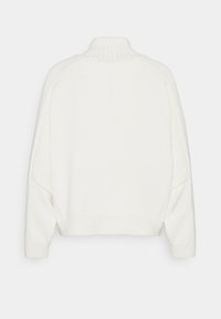 Cremfarbener Oversize-Pullover mit hohem Kragen, geripptem Saum und strukturiertem Strickmuster. Verfügt über heruntergefallene Schultern und lange Ärmel.