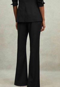 Reiss FIT - HAISLEY TAILORED FLARED - Auduma bikses - black