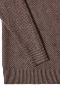 Brązowy sweter dziany z teksturowanym wzorem, z rękawem i ciałem, zakończony prążkowanymi mankietami i obszyciem.