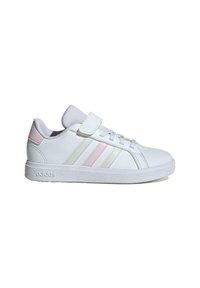 Sneaker bianco con una tomaia sintetica liscia, tre strisce pastello in rosa e verde, e una fascia in velcro per la chiusura. Suola in gomma.