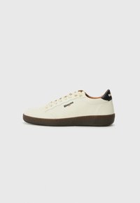 Sneaker alb din piele cu vârf rotund, talpă texturată maro și accent pe călcâi negru. Prezintă sistem de închidere cu șireturi și logo pe lateral.