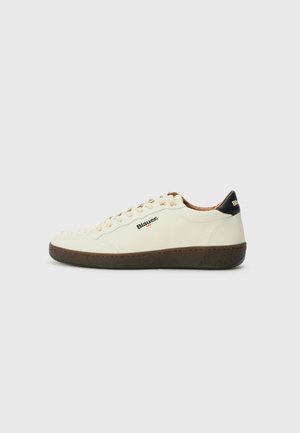 Sneaker alb din piele cu vârf rotund, talpă texturată maro și accent pe călcâi negru. Prezintă sistem de închidere cu șireturi și logo pe lateral.