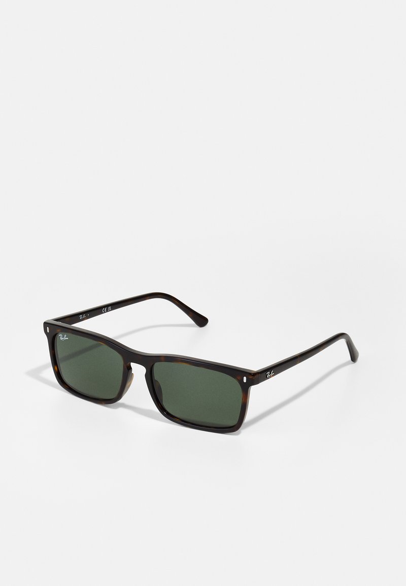 Ochelari de soare tortoiseshell maro, cu lentile dreptunghiulare, din sticlă cu nuanță verde și accente metalice cu logo-ul brandului pe brațe.