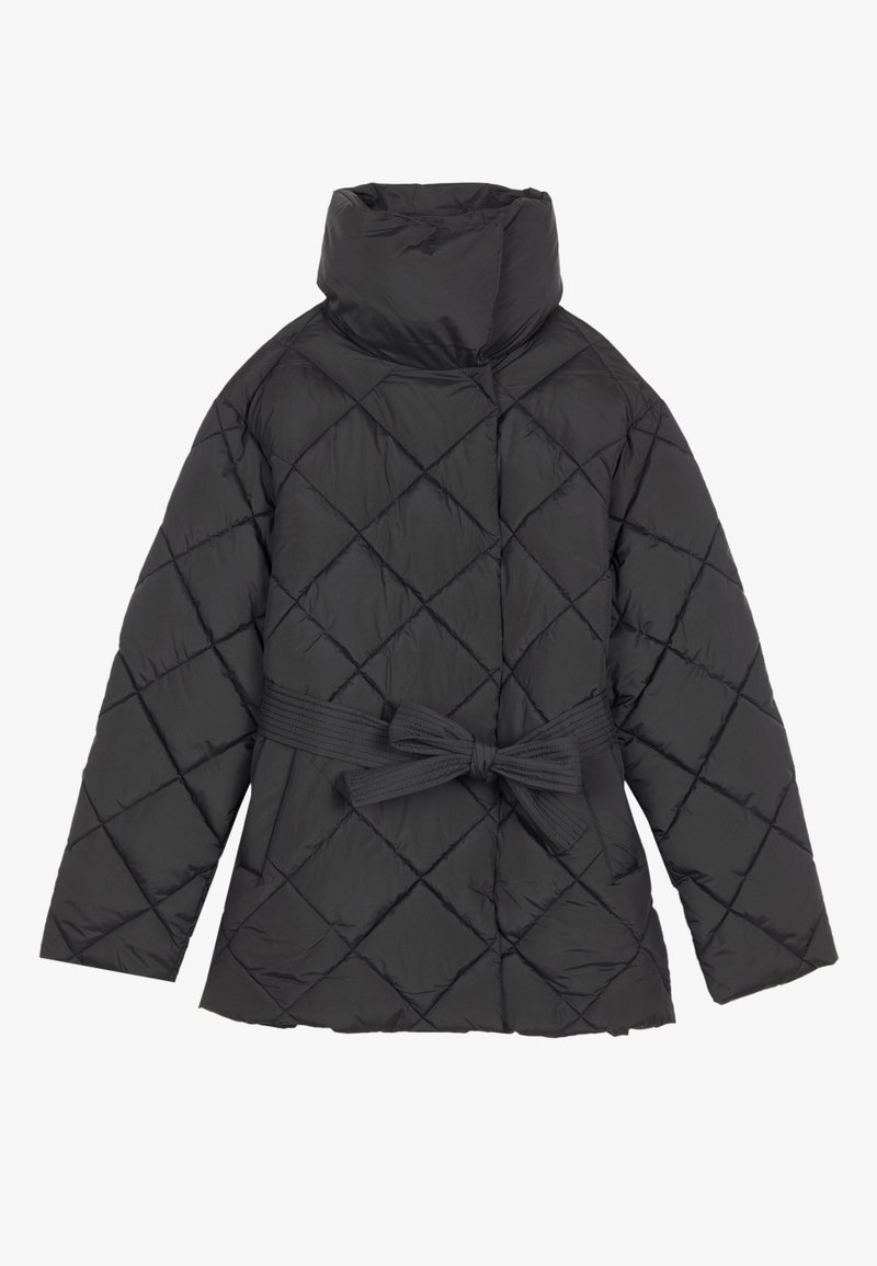 Czarna pikowana kurtka puchowa z wysokim kołnierzem, belted w pasie i diamentowym wzorem. Posiada długie rękawy i gładką fakturę.