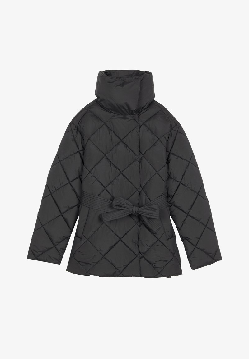 Czarna pikowana kurtka puchowa z wysokim kołnierzem, belted w pasie i diamentowym wzorem. Posiada długie rękawy i gładką fakturę.