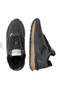 Scarpe sportive nere con una tomaia testurizzata, accenti beige a contrasto e foderatura pelosa. Presentano una punta arrotondata e una suola in gomma spessa.
