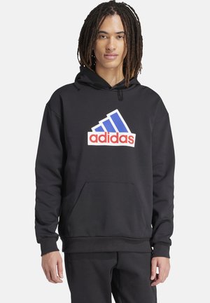 Felpa nera con cappuccio in tessuto misto cotone, dotata di tasca frontale. Presenta un grande logo adidas bianco con accenti blu e rossi.