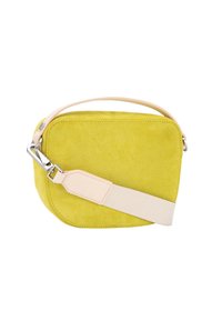 Gele suède crossbodytas met een gebogen vorm, lichte leren band, zilverkleurige hardware en een gladde textuur.