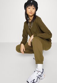 Vero Moda Petite VMOCTAVIA CREW PANT SET - Camisola - dark olive
