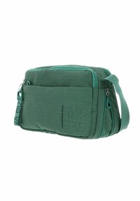Sac bandoulière vert en tissu texturé, avec un compartiment principal zippé, une poche avant et une sangle ajustable amovible.