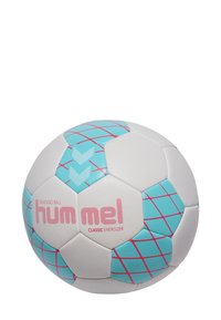 Trainingsball mit weißem Äußeren, verziert mit türkisfarbenen und pinken Akzenten. Sechseckige Paneele zeigen ein kariertes Muster und Branding.