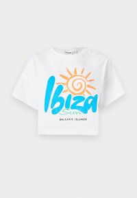 Άσπρο κοντό μπλουζάκι με μπλε και πορτοκαλί γραφικό «Ibiza Sun» με σχέδιο ήλιου και κείμενο «Balearic Islands» σε μαύρο. Υλικό από βαμβάκι.