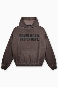 Καφέ φούτερ με κουκούλα και τσέπη μπροστά. Διαθέτει μεγάλο μαύρο κείμενο στη μπροστινή πλευρά που γράφει «FAVELACLO DESIGN DEPT.».