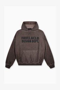 Sudadera marrón con un bolsillo frontal y capucha con cordón. Presenta un texto grande en negro que dice "FAVELACLO DESIGN DEPT." en la parte delantera.