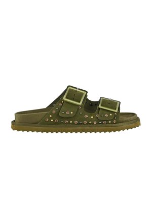 Sandali verde scamosciato con due cinturini regolabili, caratterizzati da borchie metalliche decorative e una suola scanalata testurizzata.