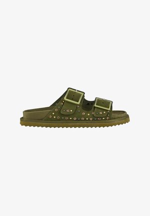 Sandali verde scamosciato con due cinturini regolabili, caratterizzati da borchie metalliche decorative e una suola scanalata testurizzata.