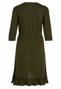 Robe longueur genoux de couleur vert olive, manches trois-quarts, taille froncée et ourlet à volant. Confectionnée en tissu doux et léger.