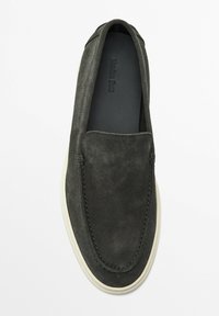 Dunkelgrauer Wildleder-Slipper mit runder Zehenform, weißer Gummisohle und minimaler Naht um das Obermaterial. Glatte Innenauskleidung.